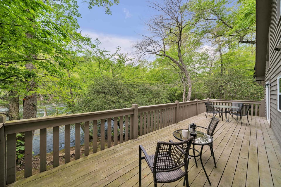 Deck right on the Coosawattee River
