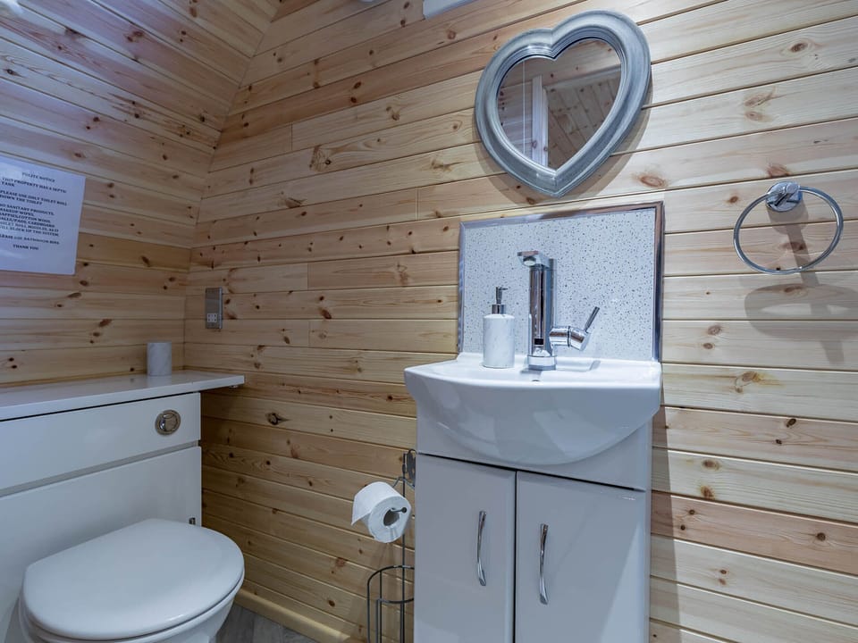 The Lodge at Brambles Farm Sleeps 4 Hot Tub Cottage in Staffordshire Moorlands District