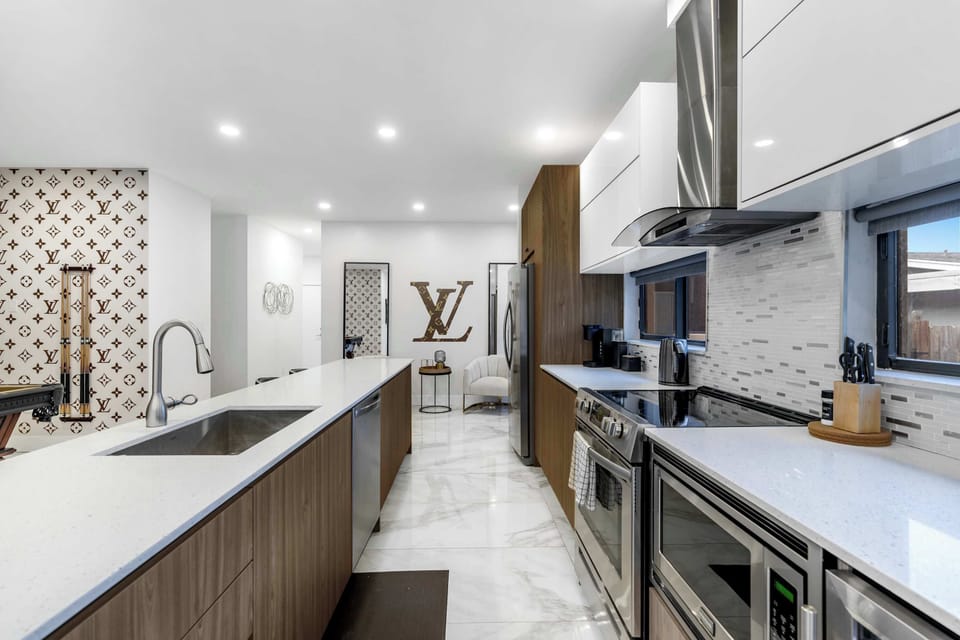 Fully equipped modern kitchen with everything you need to cook and dine.