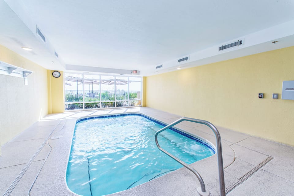 Indoor Hot Tub - Twin Palms