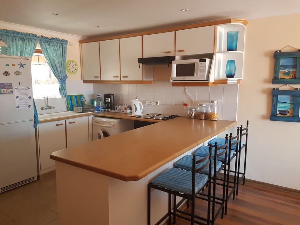 Comfort Apartment, 3 Bedrooms, Sea View, Sea Facing | Private kitchen | Fridge, coffee/tea maker