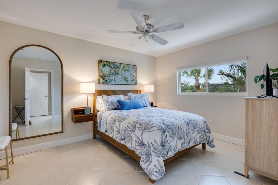 Guest bedroom with queen bed