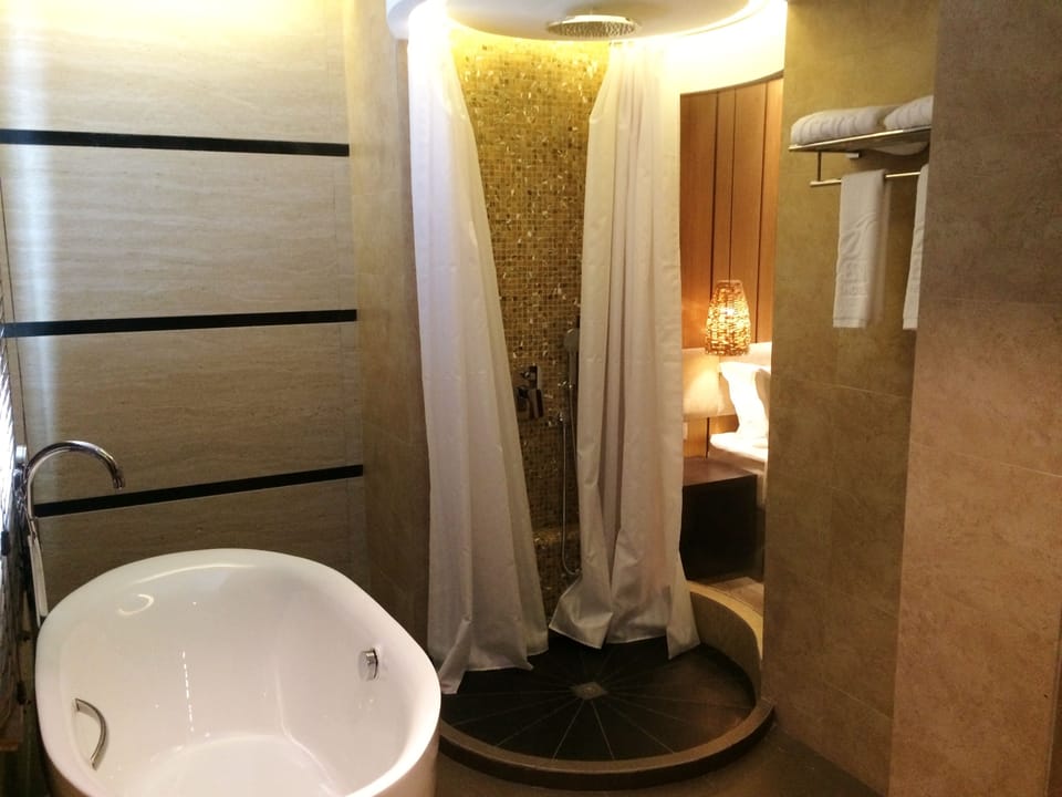 Deluxe Room | Bathroom | Free toiletries, slippers, towels