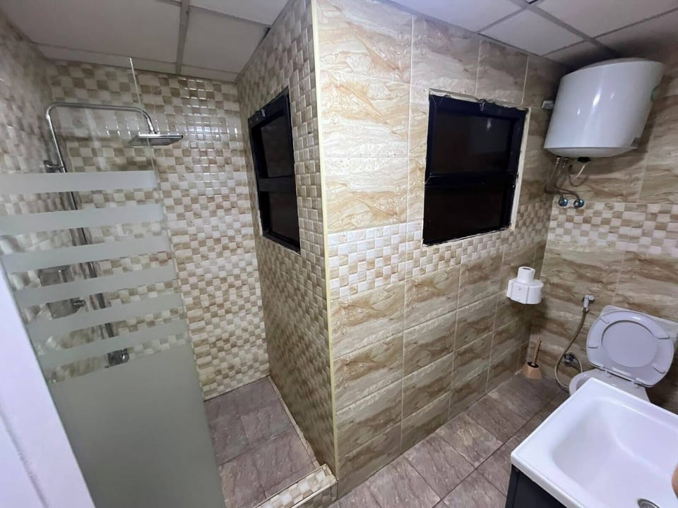 Deluxe Quadruple Room | Bathroom | Shower, hair dryer, slippers, towels