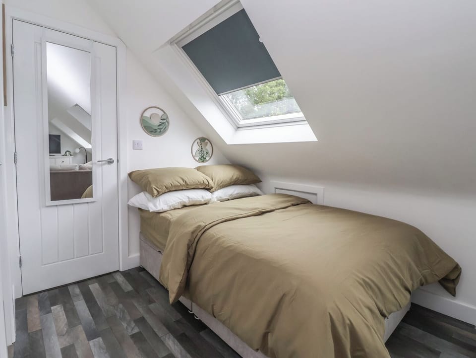 1 bedroom, individually decorated, individually furnished