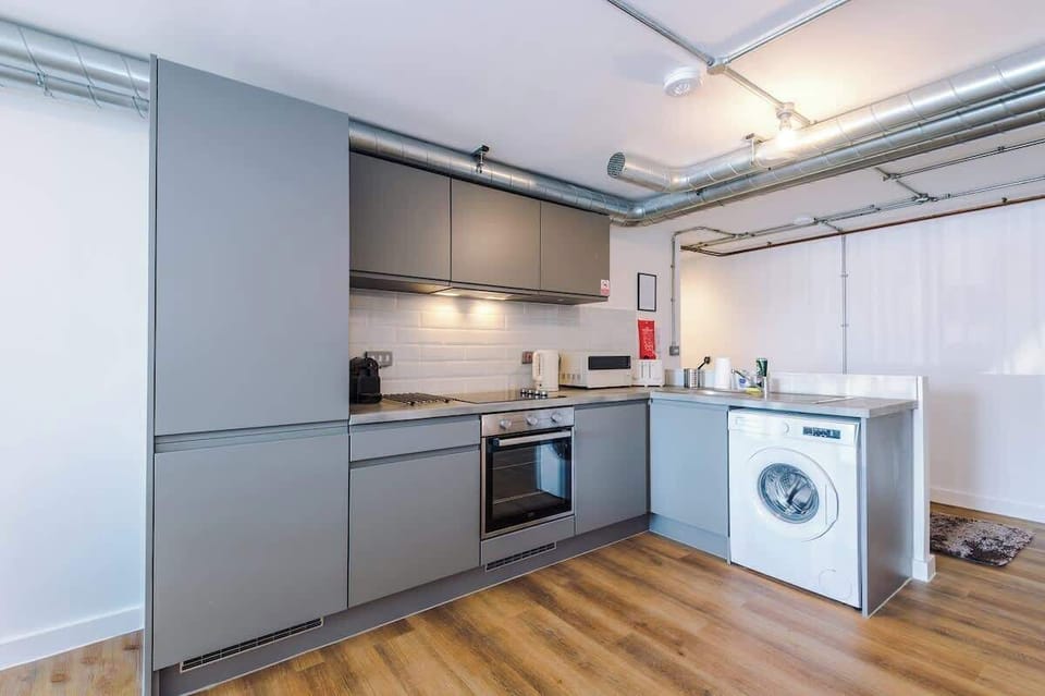 Enjoy a modern, well-equipped kitchen with an oven, hob, microwave and washing machine.