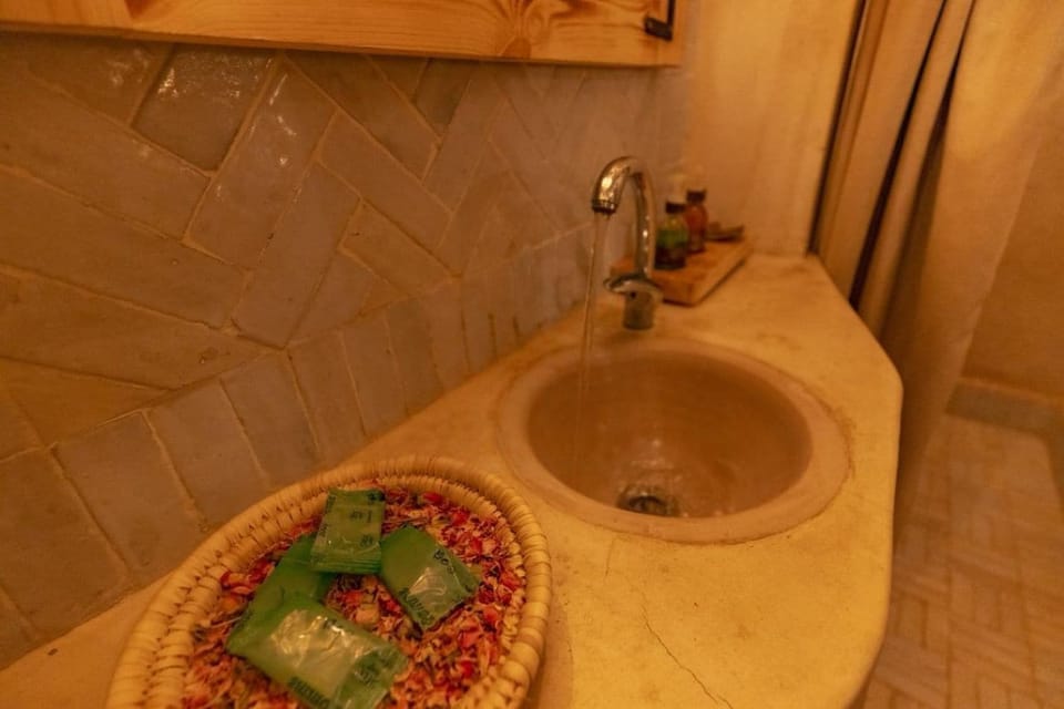 Combined shower/tub, towels, soap, shampoo