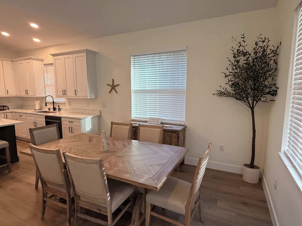 Dining Table Seats 6!