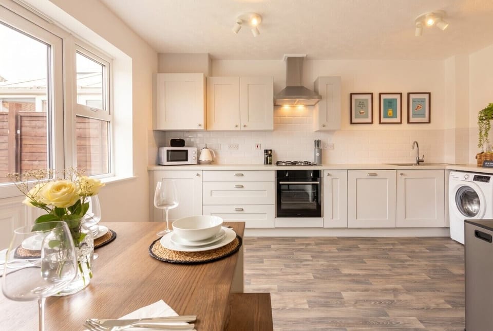 Enjoy breakfast overlooking the garden in this bright, airy kitchen diner.