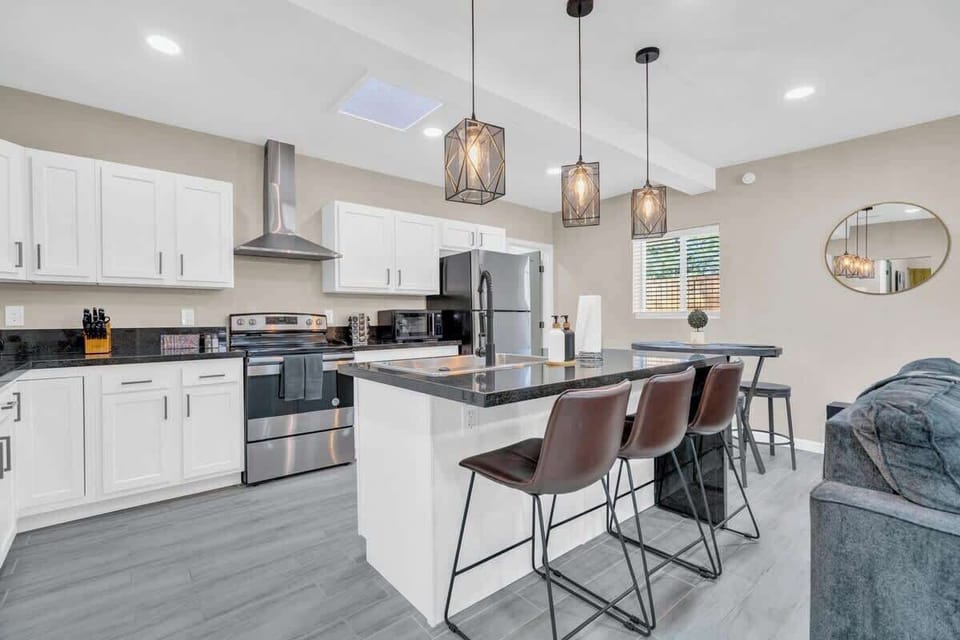 Kitchen bar with 3 bar stools.