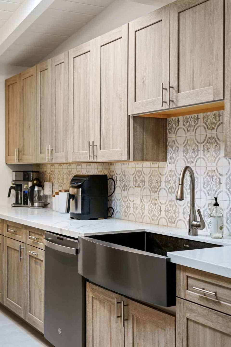 Many small appliances for the kitchen enthusiast!