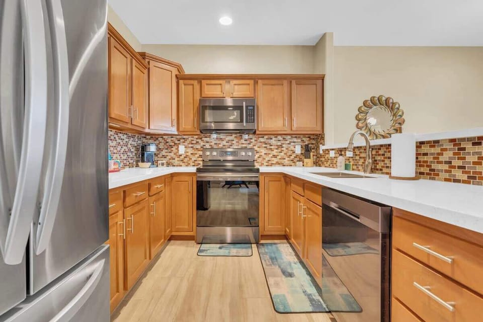 Fully equipped kitchen with amenities. 
