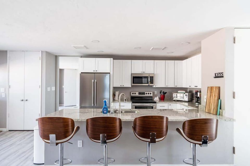 Large island space for guests to enjoy.