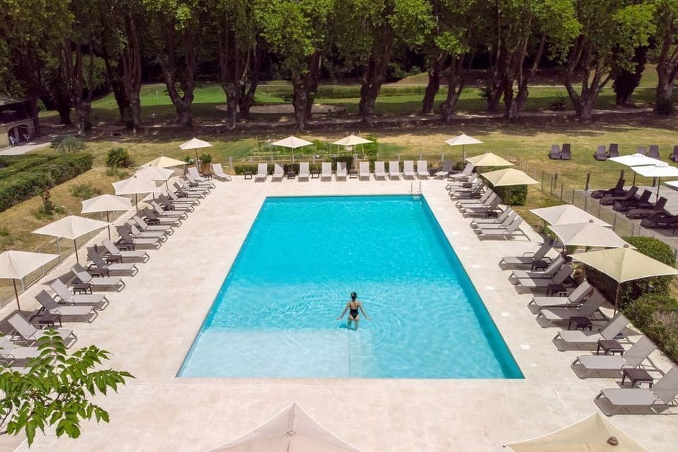 A refreshing escape on warm Provençal days, the outdoor pool is open during the summer season and surrounded by century-old plane trees.