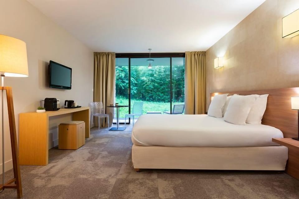 The Supérieure rooms are located in the estate's contemporary building, offering a sleek, modern aesthetic with warm tones and direct views over the park.