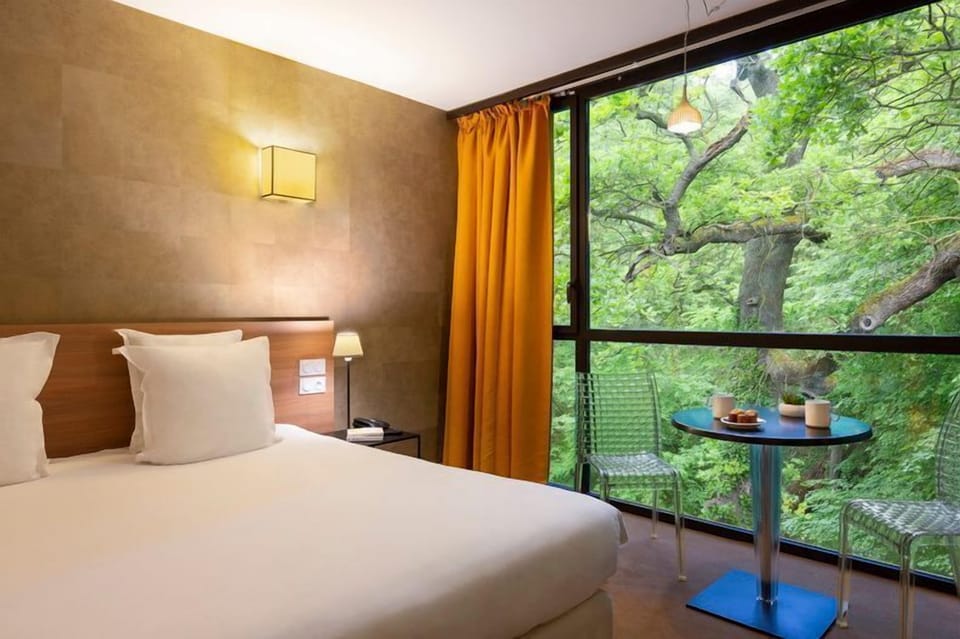 Floor-to-ceiling windows frame the greenery of the estate's 7-hectare park, bringing the natural beauty of Provence directly into the room.