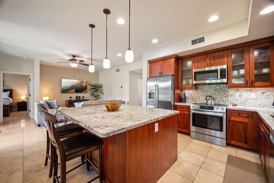 Open floor plan connecting the living room and fully equipped kitchen