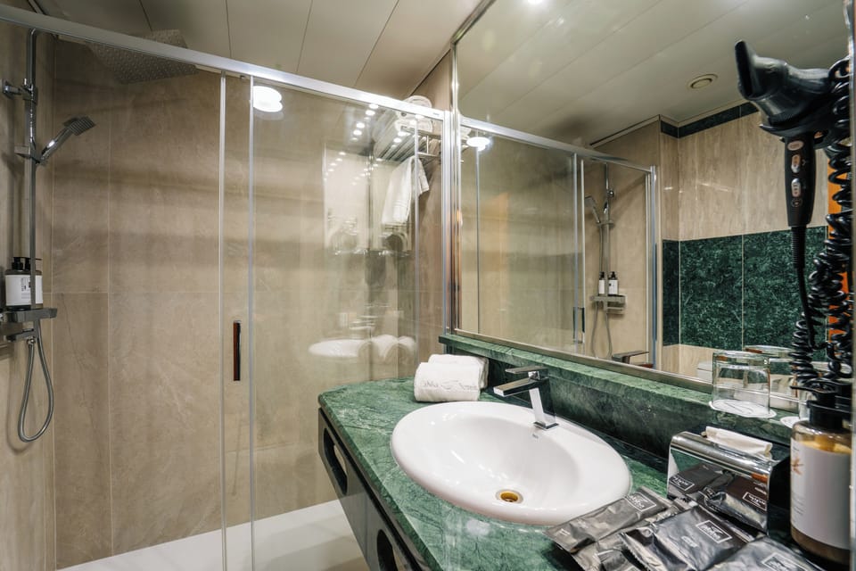 Combined shower/tub, free toiletries, hair dryer, bidet