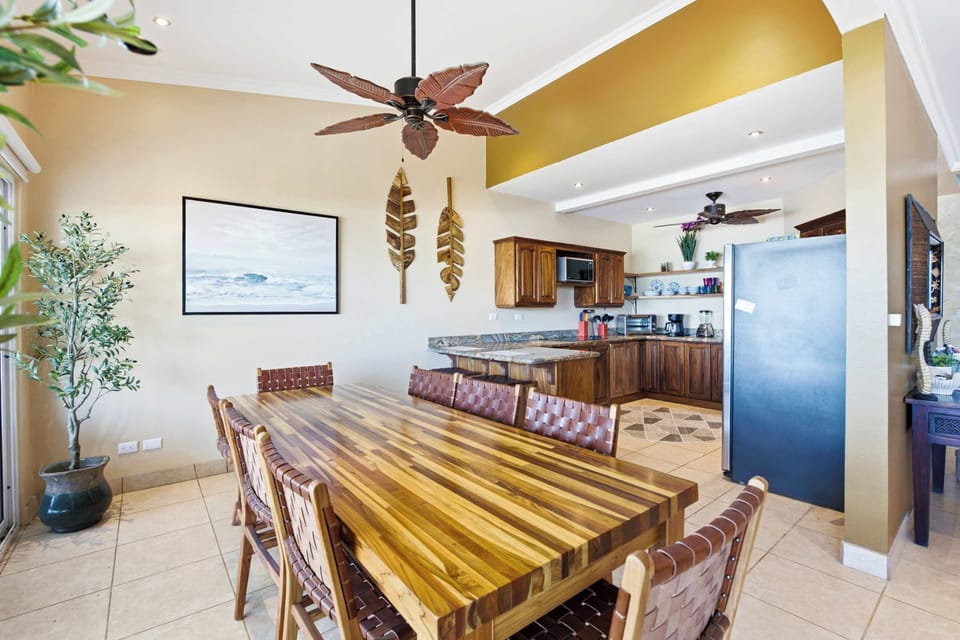 Share vacation meals with the Pacific as your backdrop