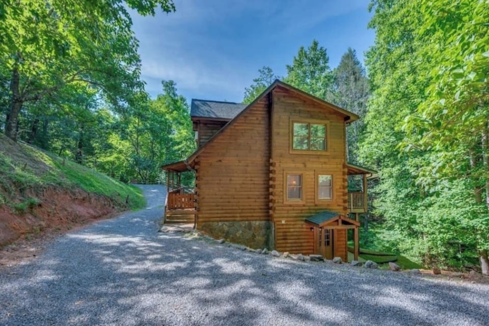 3 story log cabin in private setting!