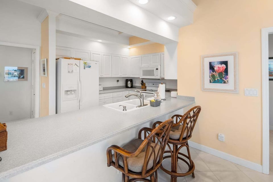 Kitchen with breakfast bar