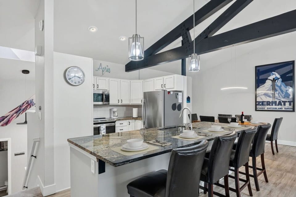 Fully equipped kitchen with bar seating