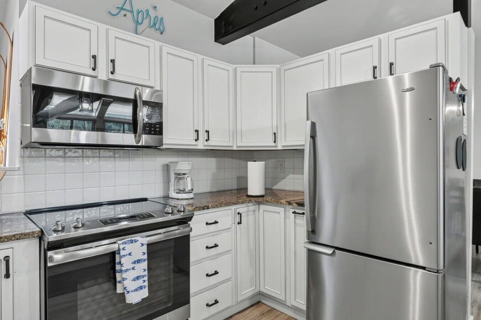 Fully equipped kitchen with bar seating