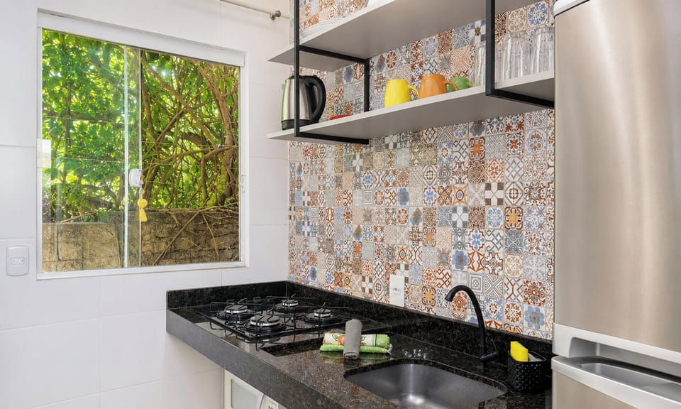 Stúdio Deluxe Térrea - Pousada Coração do Rosa | Private kitchen | Fridge, cookware/dishes/utensils