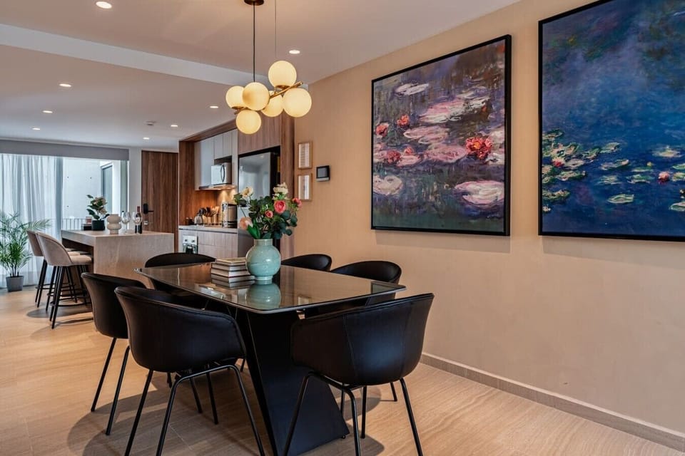 An open-concept layout connects the dining area with the fully equipped kitchen and living space.