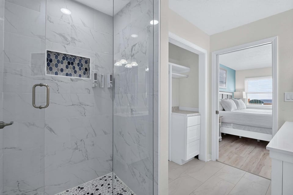Between the Tides - Miramar Beach - Bathroom