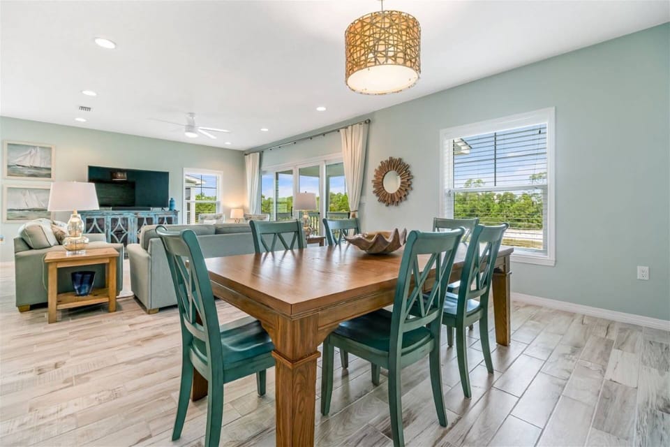Dining room table with seating for 6, additional seating for 4 at the kitchen bar
