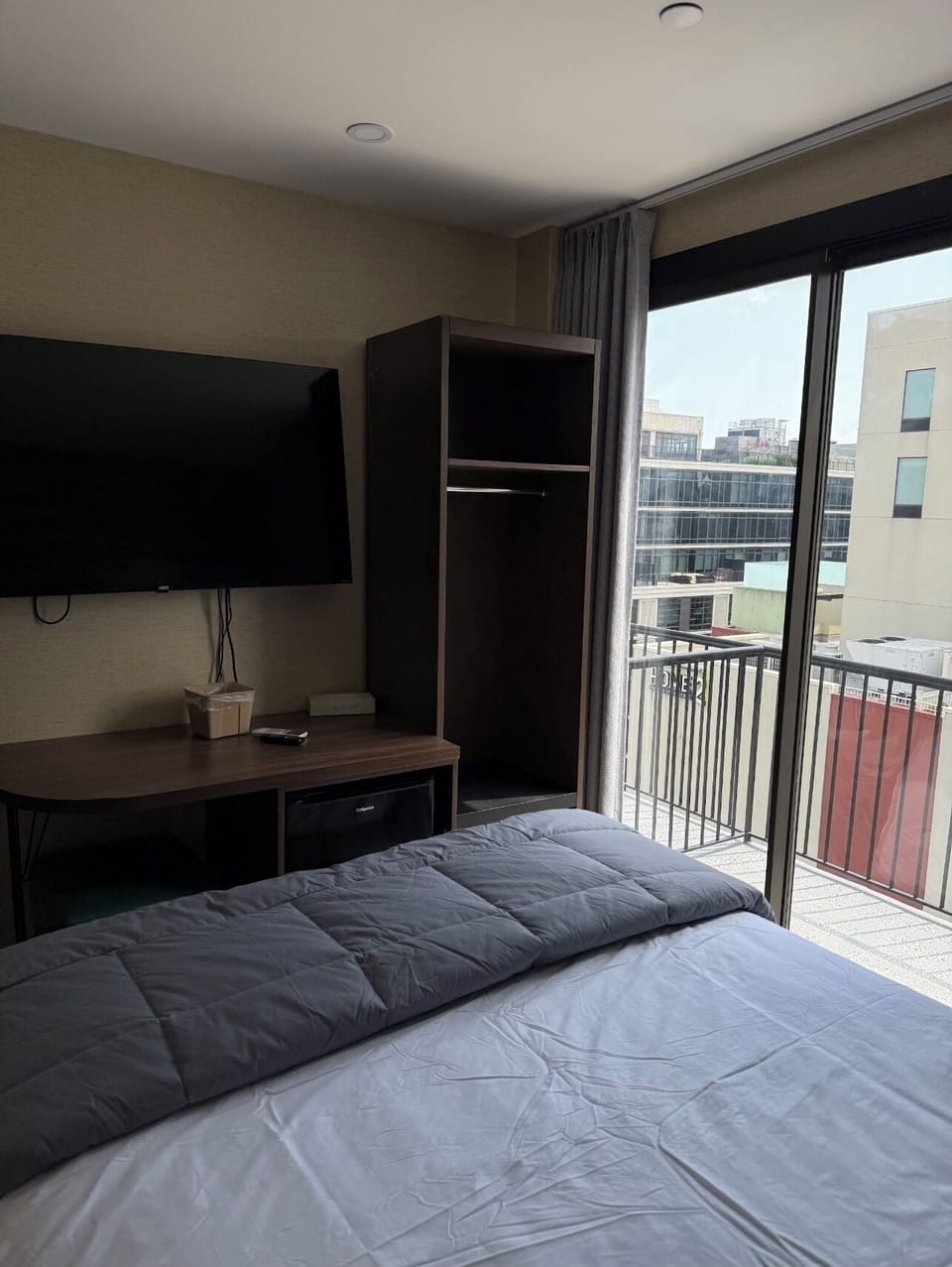 Superior Single Room, Balcony | Desk, laptop workspace, blackout drapes, iron/ironing board