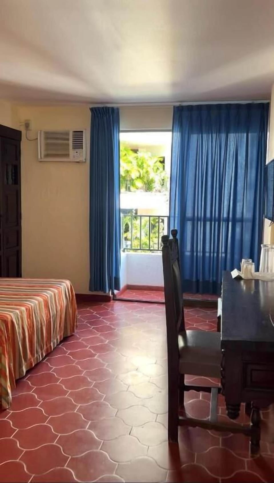 WiFi (free), bed sheets
