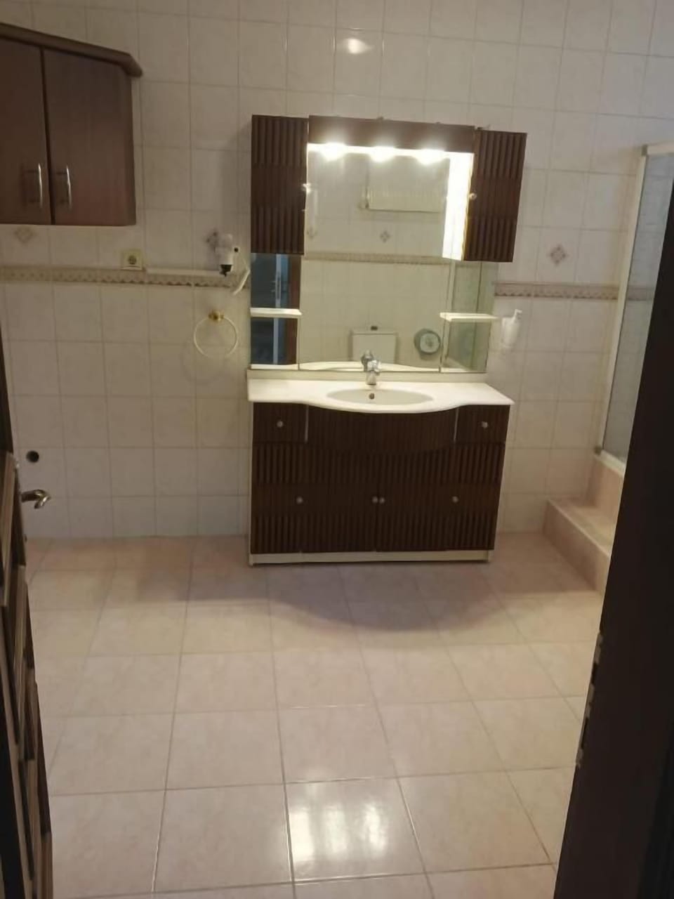 Shower, free toiletries, hair dryer, slippers