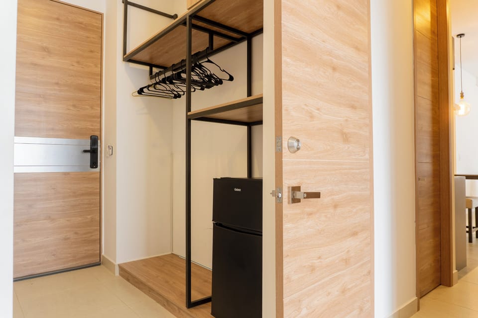 Deluxe Apartment, Balcony, Beach View | Interior
