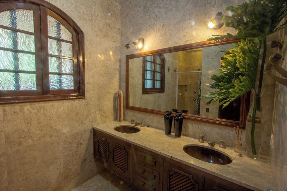 Suite Prata | Bathroom | Shower, towels, soap, shampoo
