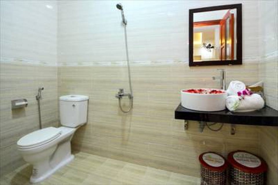 Shower, rainfall showerhead, free toiletries, hair dryer