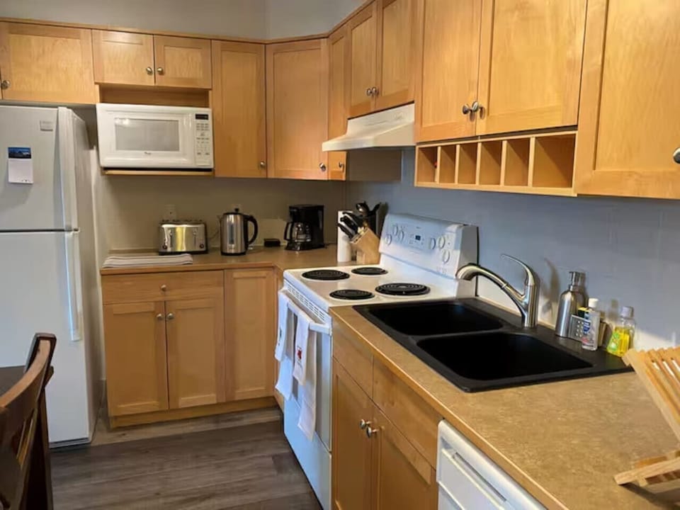 We want to make our guThe fully stockedThe kitchen is fully stocked with all cookware and utensils plus dishwasher tabs, cooking oil, S&P, Early Grey tea and Tim Horton’s ground coffee