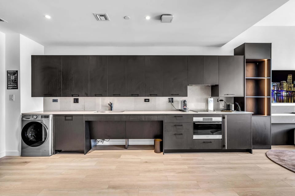 Welcome to Miami E11even With Resort Amenities!​