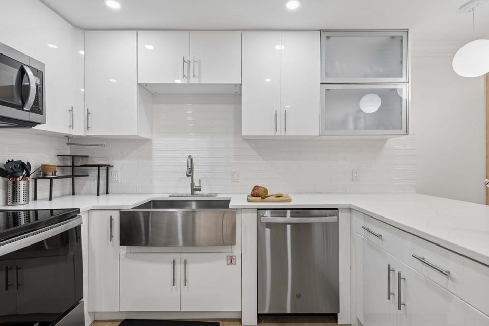 A fully equipped kitchen ready for beach-day breakfasts