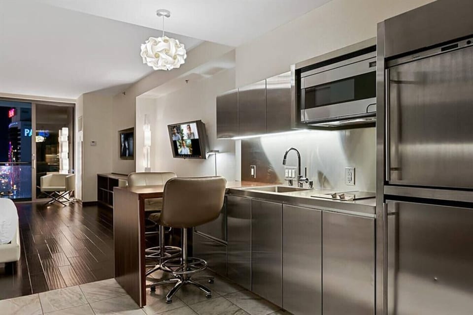 Deluxe Studio Suite, Balcony, City View | Private kitchen