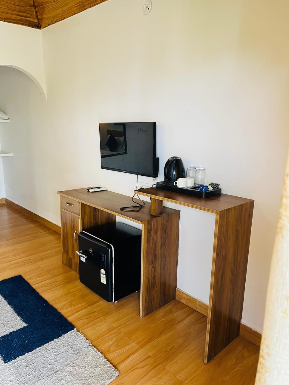 Premium bedding, desk, WiFi (free), bed sheets