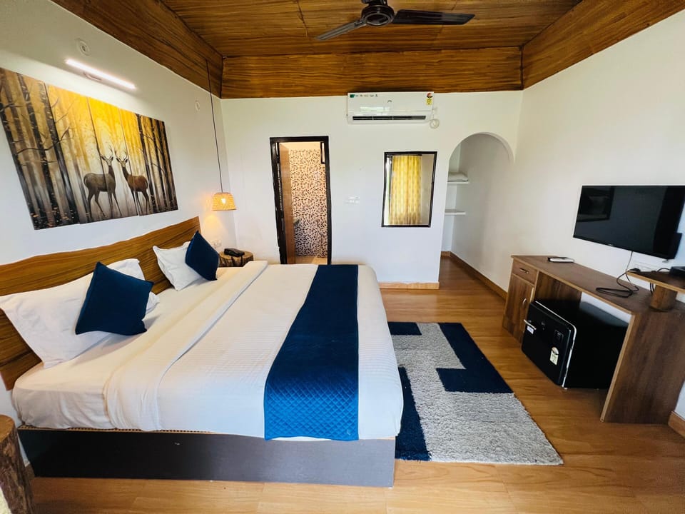 Premium bedding, desk, WiFi (free), bed sheets