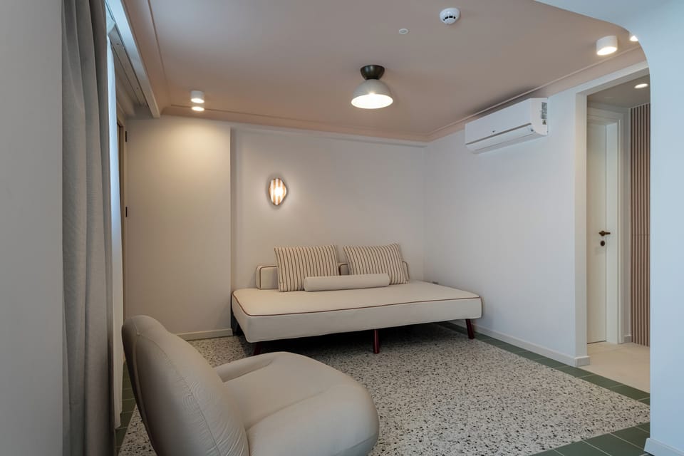 Suite, Balcony, City View | Interior