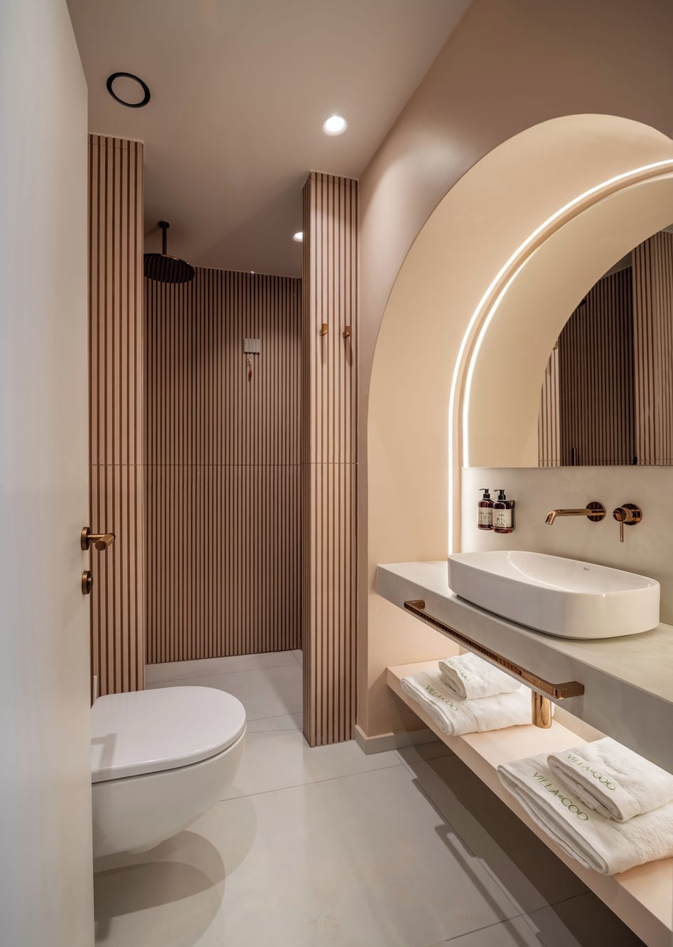 Superior Triple Room, Balcony, City View | Bathroom | Hair dryer, bathrobes, slippers, towels
