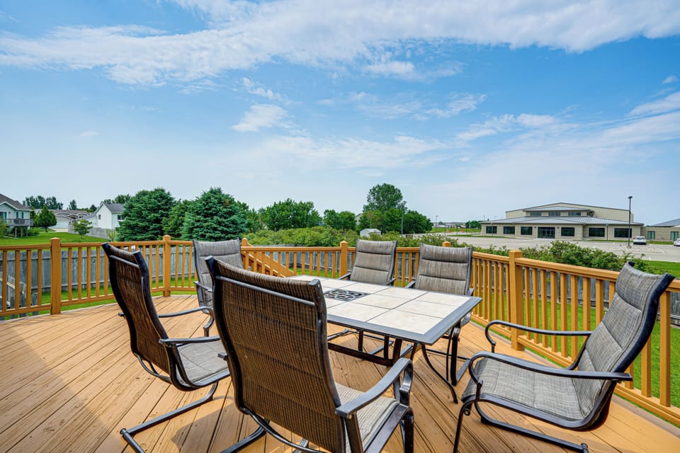 Deck w/ Dining Area