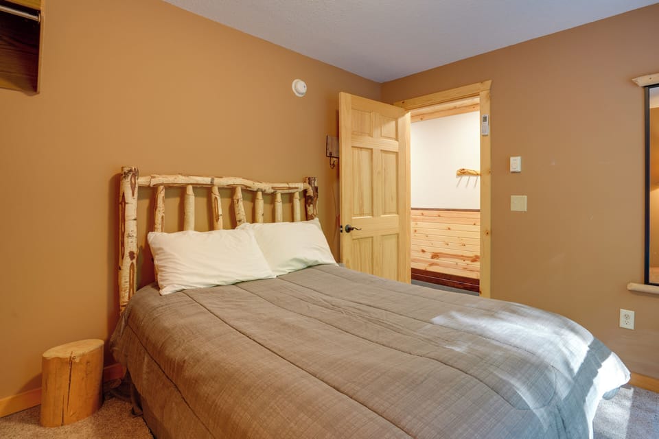 Bedroom 1 | Full Bed | 1st Floor