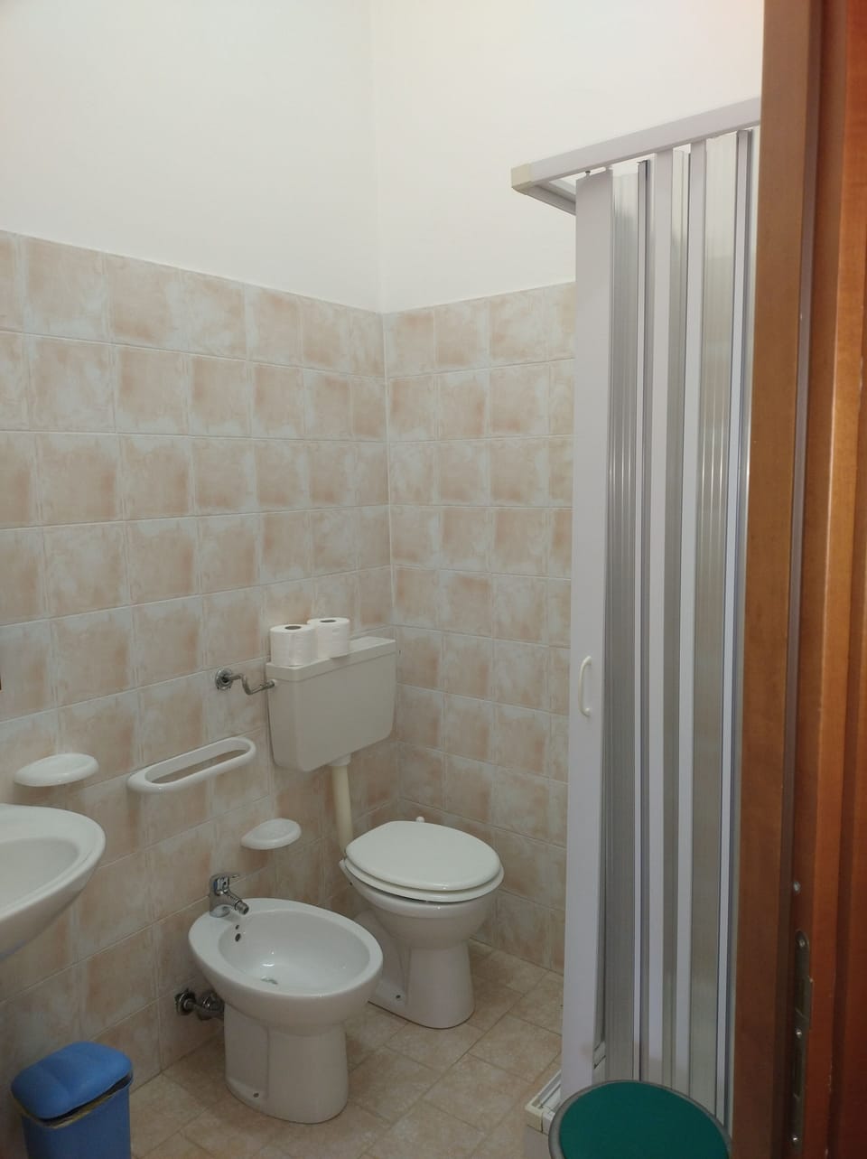 Double or Twin Room | Bathroom | Hair dryer, towels, soap, shampoo