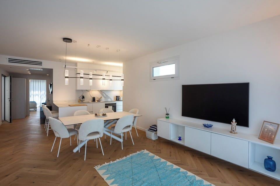 Autumn, Kitchen, Living Room, Spring, Summer