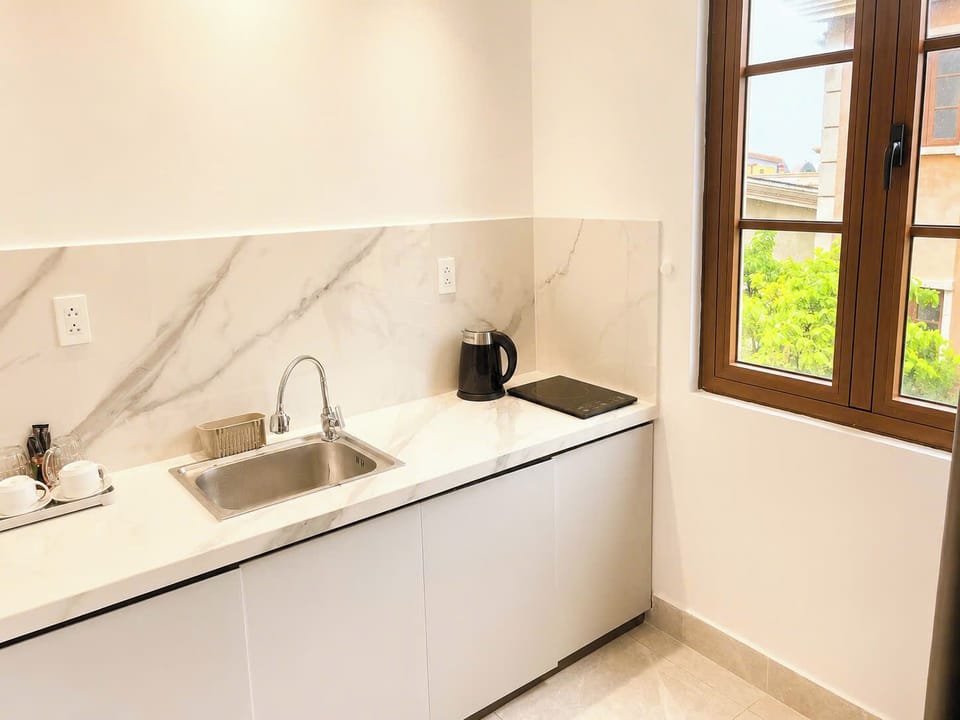 Deluxe Studio | Private kitchen | Fridge, cookware/dishes/utensils